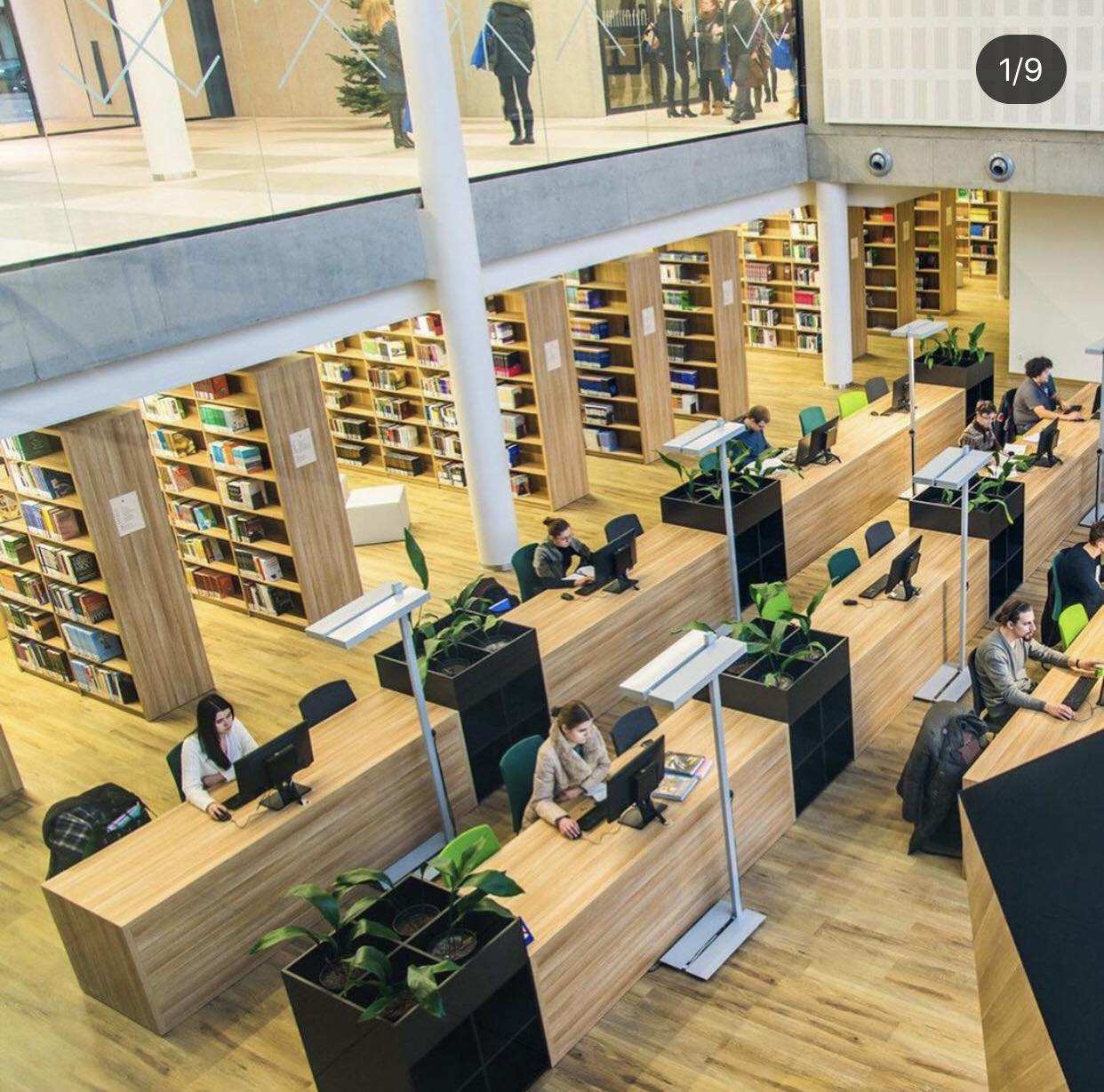 Рабочее пространство в библиотеке в Университете Витовта Великого в Каунасе фото
